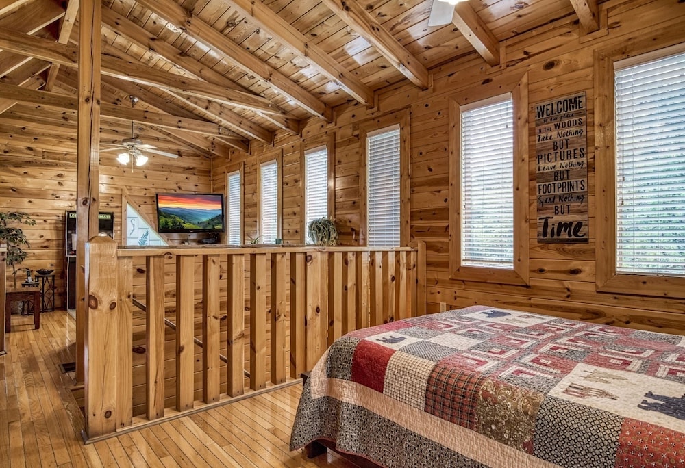 Ern834 - Lakeside Getaway - Great Location! Close To All The Action! 1 Bedroom Cabin by RedAwning view 5