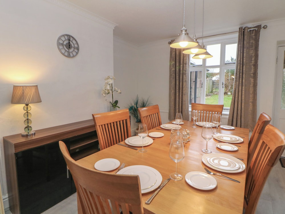 15 Calton View