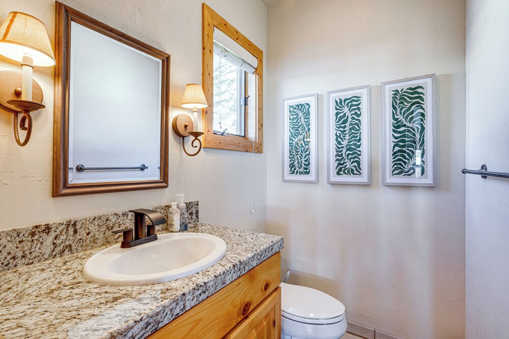 Walk to Lift! Luxe, Updated Cbmr Home w/ Mtn Views