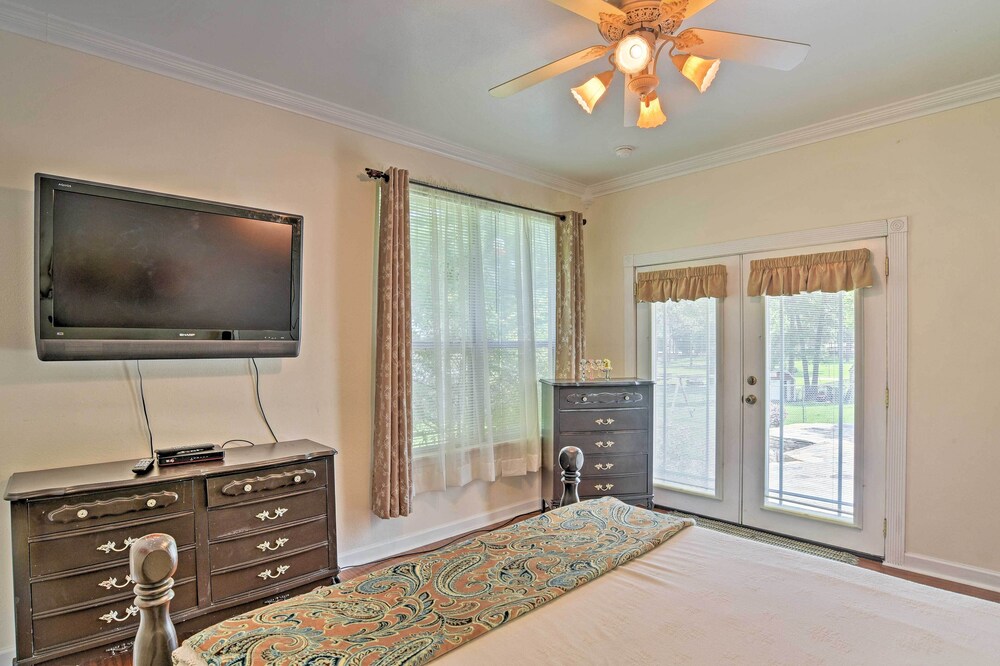 Cozy Lakefront Benton Home ~ 20 Mi to Shreveport! view 5