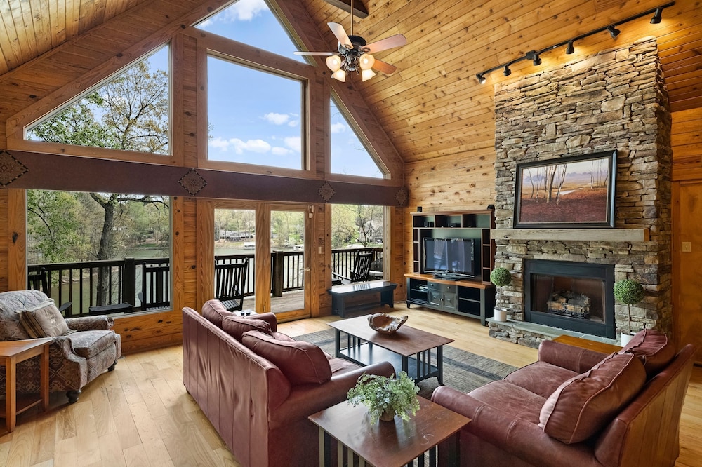 Lakeside Lodge by Avantstay Hot Tub Dock