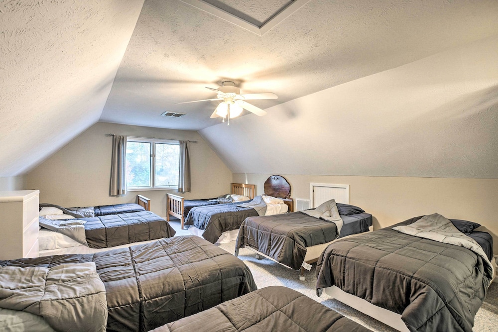 Lake Hartwell Home w/ Private Dock & Hot Tub! view 3