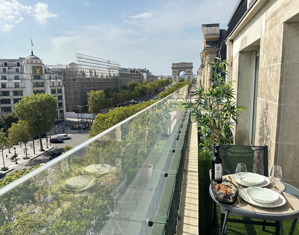 1610 Champs-Élysées