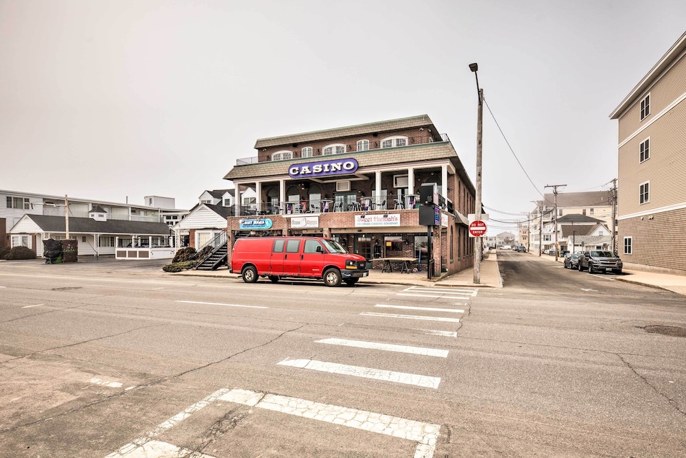 Cozy Hampton Cottage w/ BBQ - Walk to Ocean! view 2