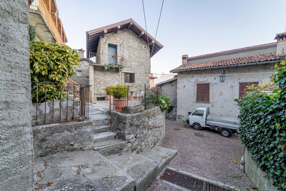 Petra Apartment in Civenna by Wonderful Italy