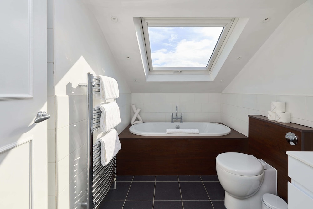 Chiswick Townhouse with Garden & Parking