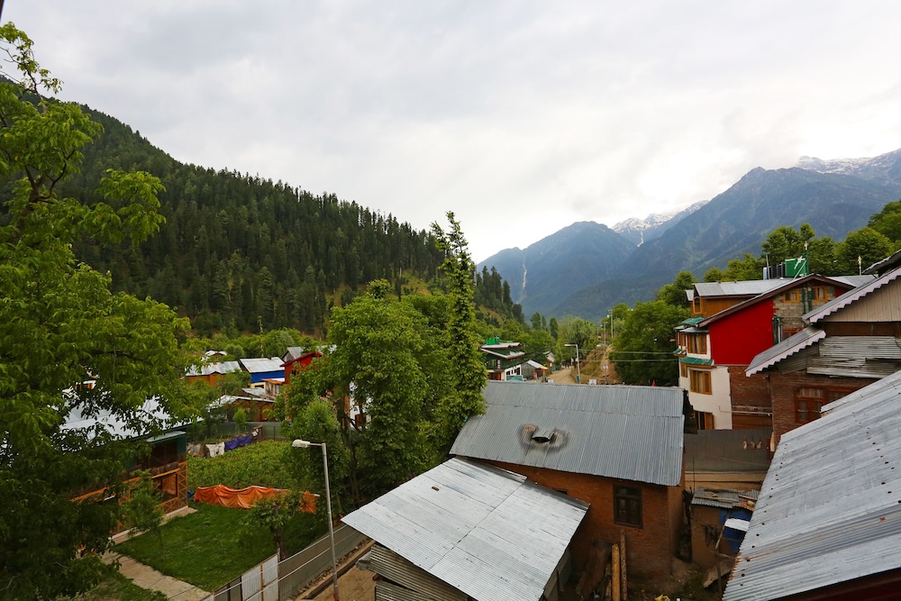 OYO 9083 Hotel Palace Pahalgam