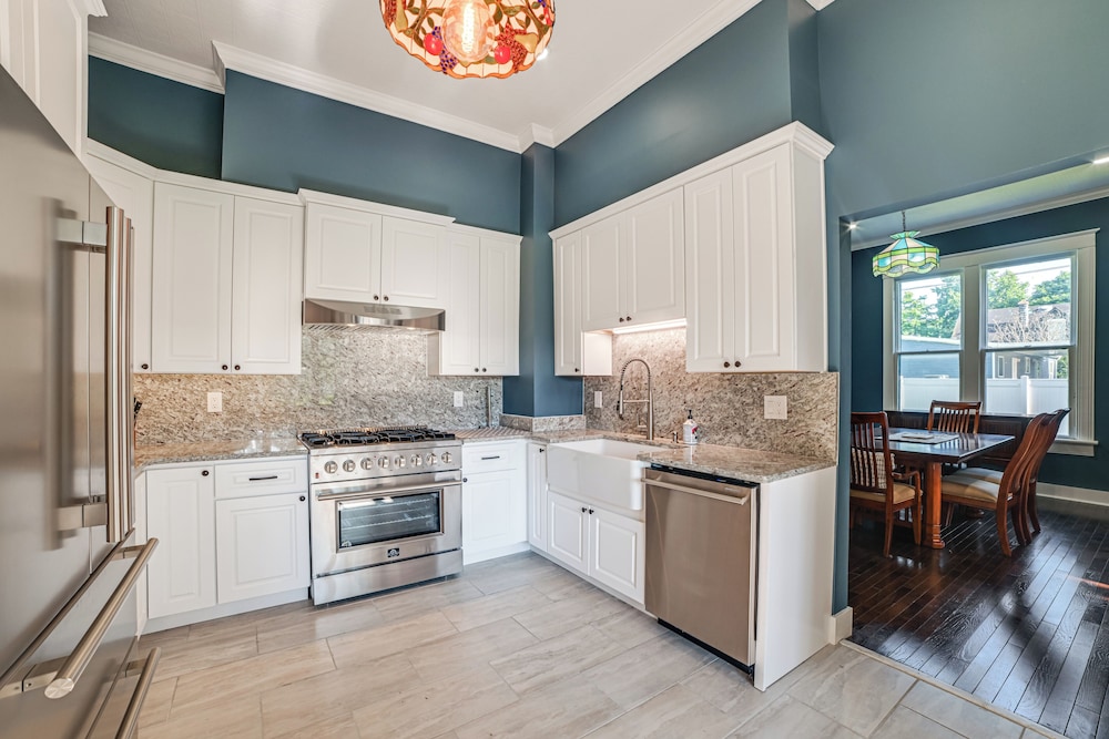 9 Mi to Kentucky Lake: Spacious Victorian Home!