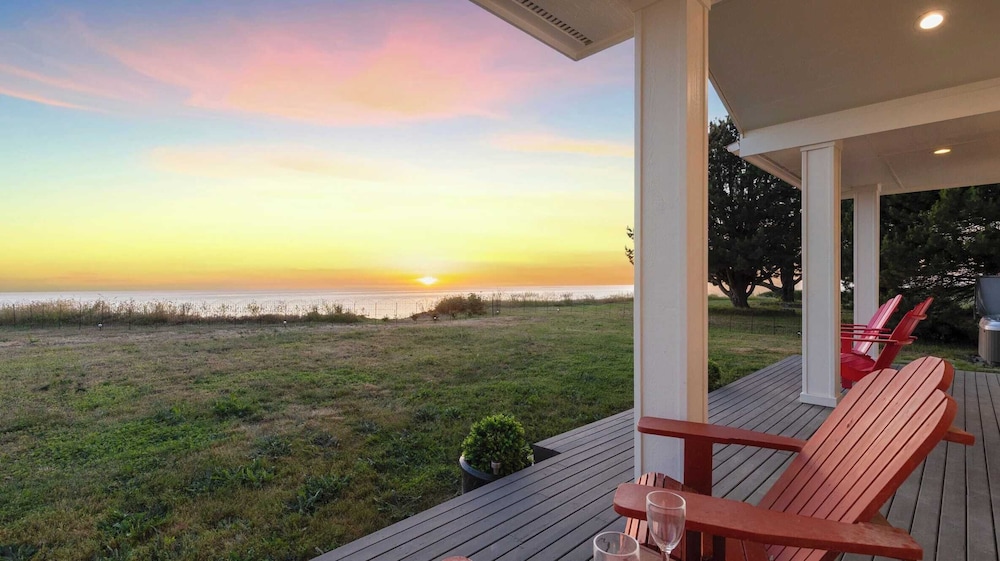 Seacliff Haven Waterfront Luxury, Stunning Views, Hot Tub & Game Room