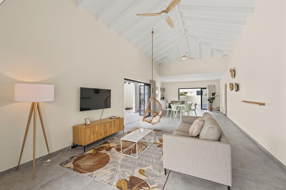 Infinity Blue villa with private pool at Mambo Beach