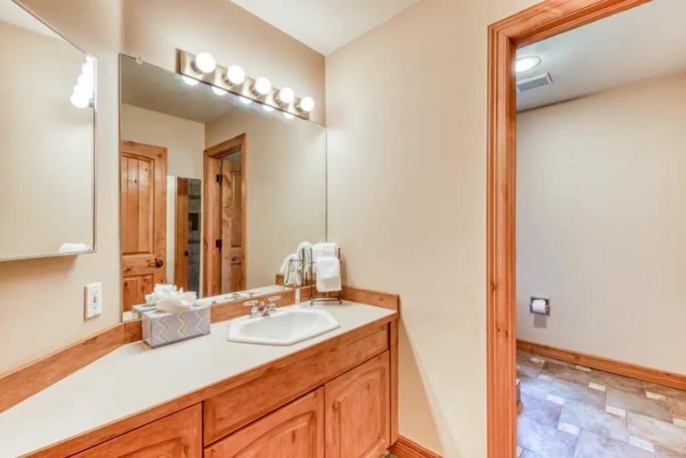 Breckenridge 5 Bedroom Luxury Home w/ Hot Tub & Views!