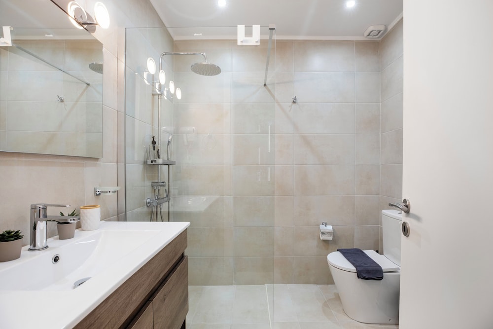 Glimmer 2-Bedroom Apartment in Athens