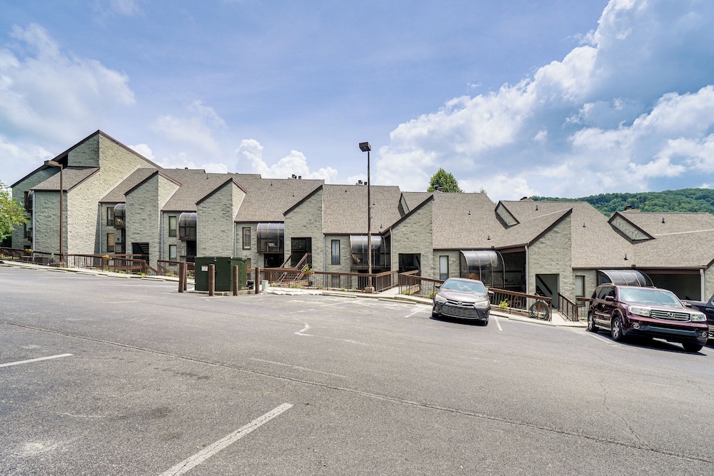 Ski, Hike & Explore: Mtn-view Haven in Gatlinburg!