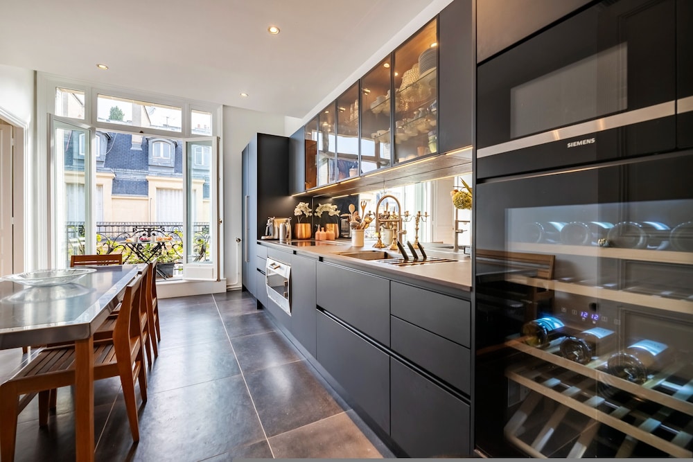 Prestigious Apartment Near the Trocadero