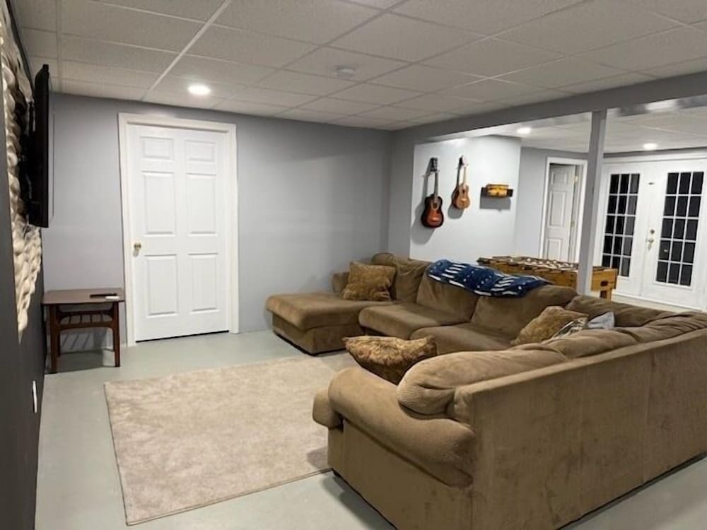 Serene 7br Haven By The Lake 7 Bedroom Home