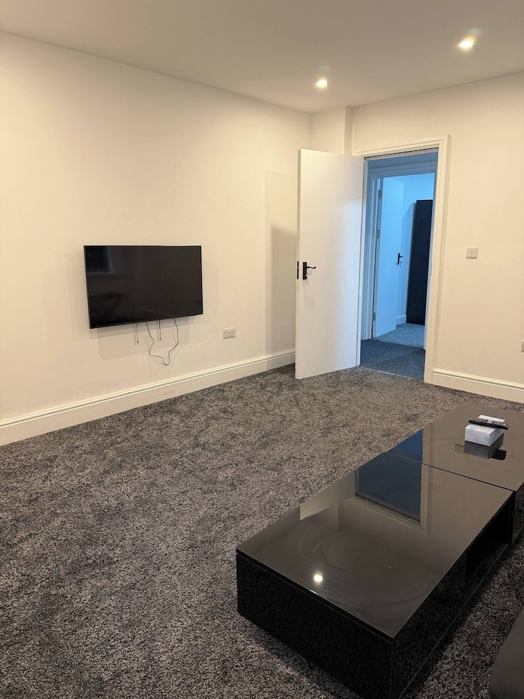Peaceful Luton Apartment With Electric Heating & Wifi