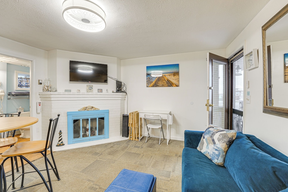 Walk to Ocean & Pier: Prime OOB Condo!