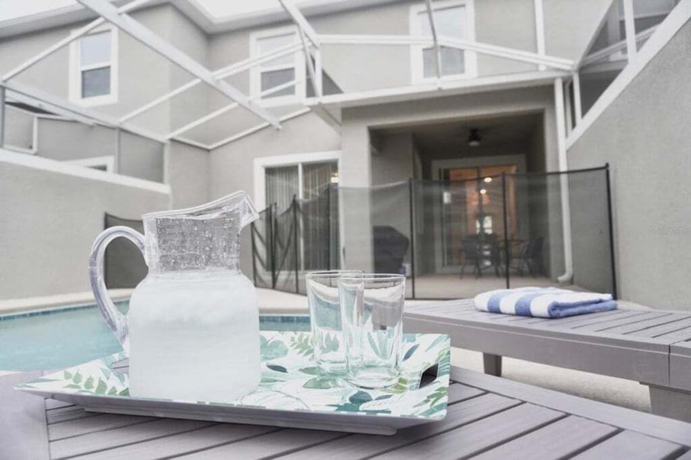 Stunning 4 Bed Townhome Pool & Waterpark 4 Bedroom Townhouse