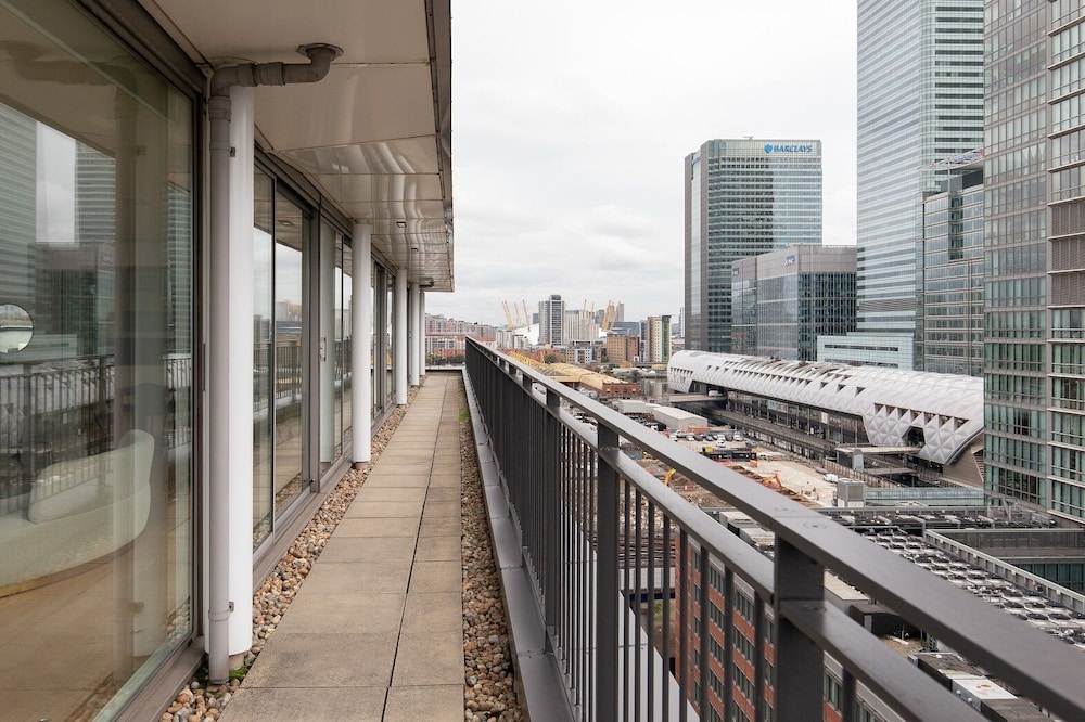 The Canary Wharf Secret - Glamorous 3BDR Flat w/ Terrace and Parking