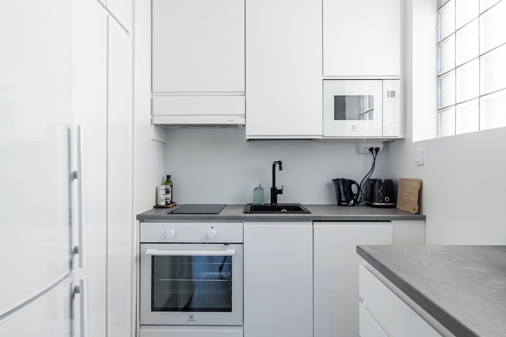Central 1BR Apartment with Free Parking