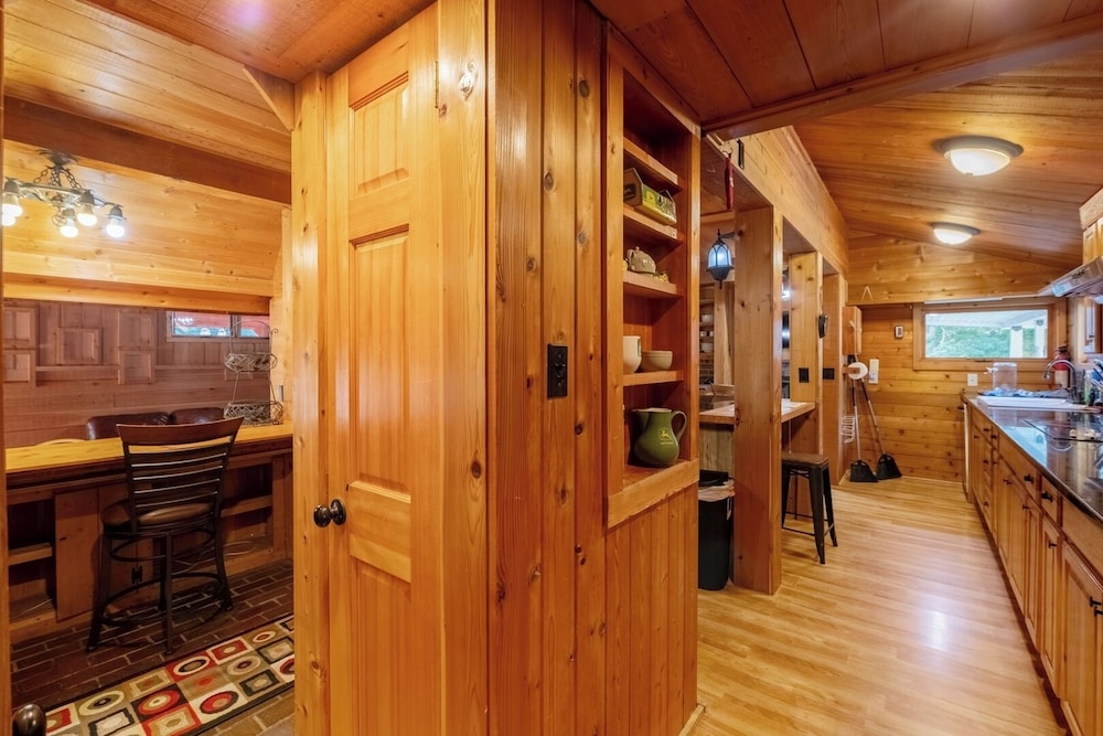 Pet-friendly 3BR Lake House Firepit & Pier