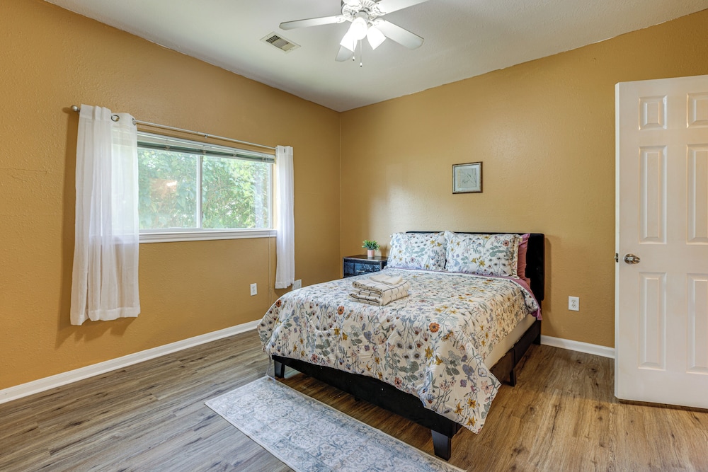 11 Mi to Dtwn Houston: Pet-friendly Home w/ Yard!