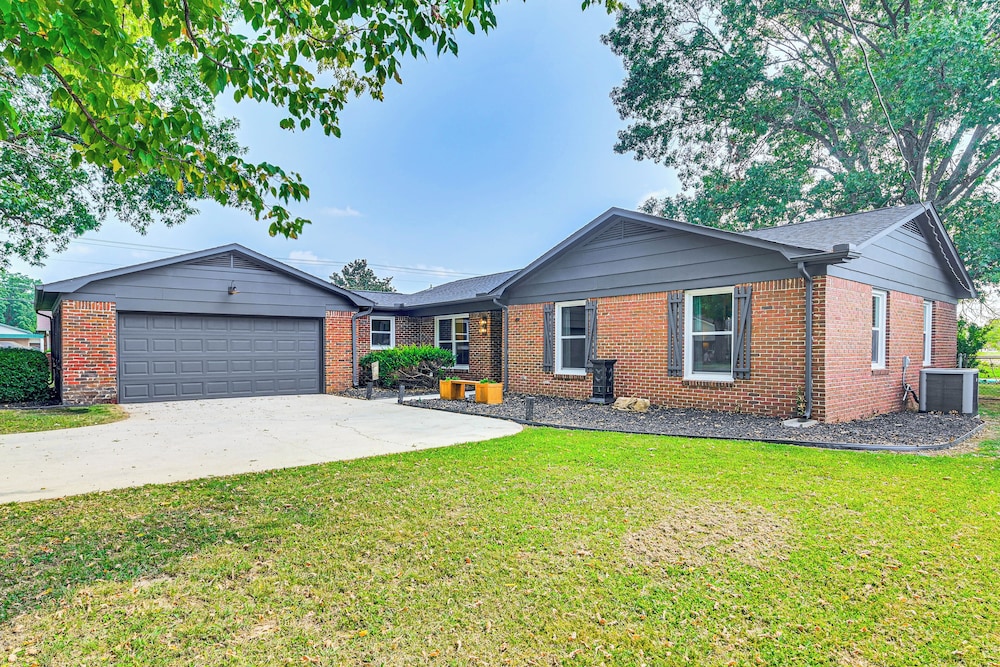 Pet-friendly Home w/ Yard, 1 Mi to Decatur Mall