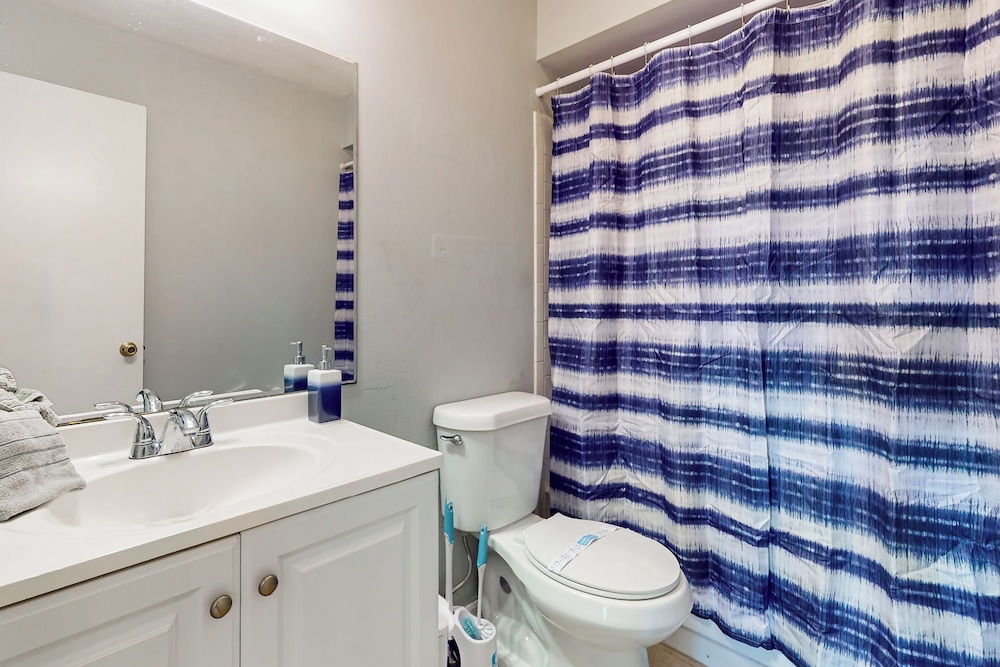 1 BR Guesthouse w/ Full Kitchen & Lake View