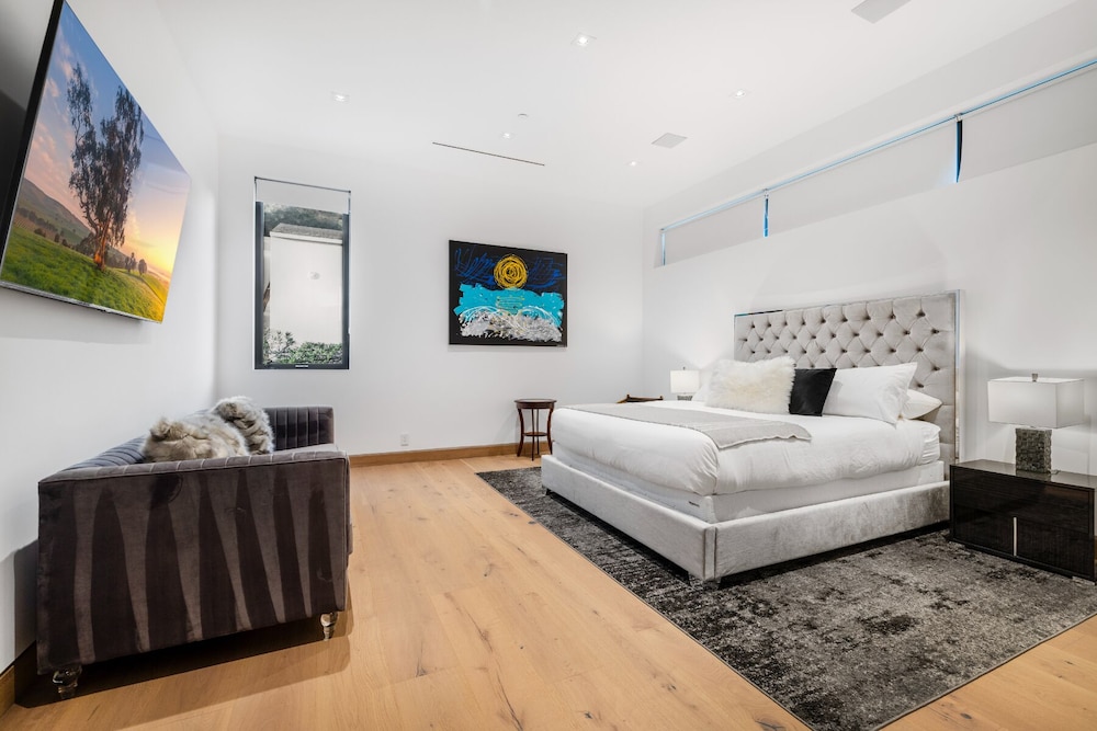 Linda Flora Modern Estate - Image 4