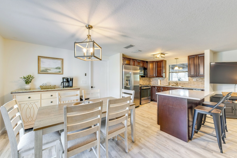 Near Beaches + Downtown: Sarasota Home w/ Lanai