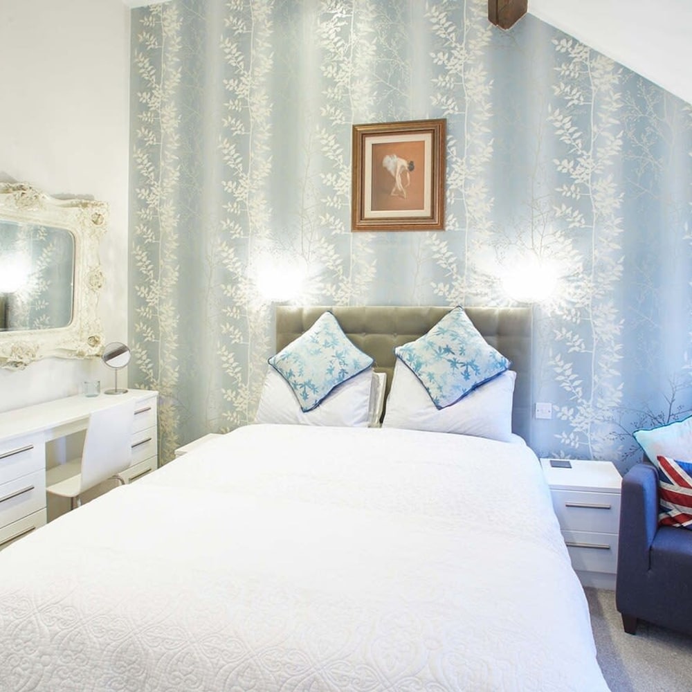 Host Stay Rosella Cottage