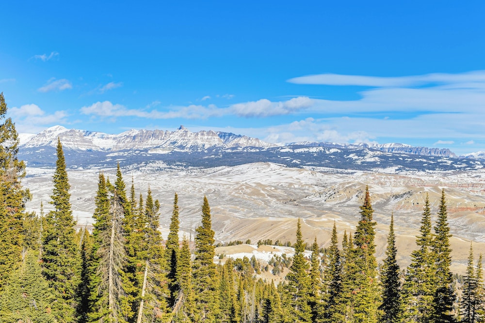 Views, Trails, Hot Tub & More: Luxe Wyoming Oasis