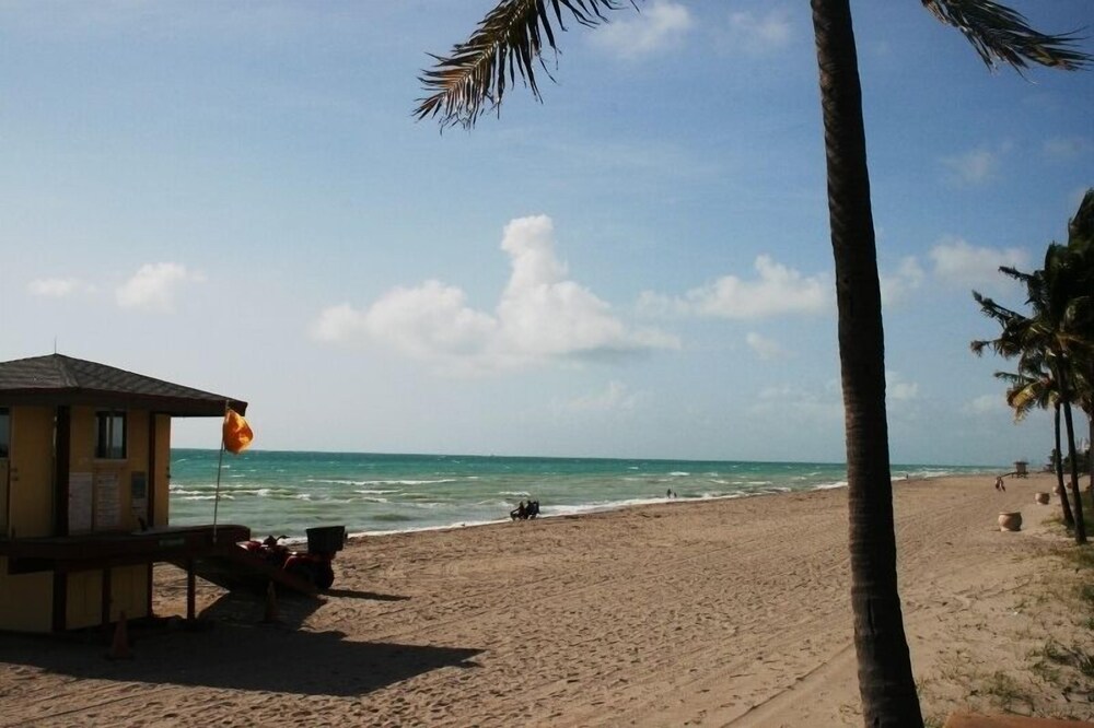Hollywood Beach Resort- Stylish Large Studio