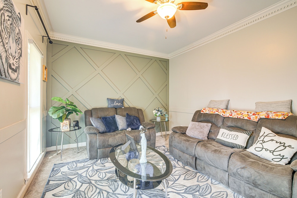 Residential Cul-de-sac: Suburban Memphis Hideaway!