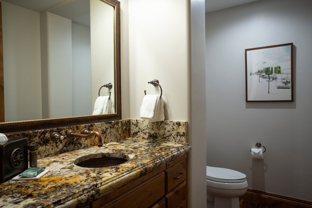 Grand Lodge - Five Bedroom #402 - Ski-in/ski-out 5 Condo