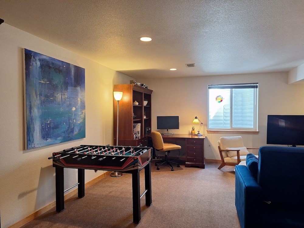 Rigden Retreat Garage, Dog Friendly, Near Trails