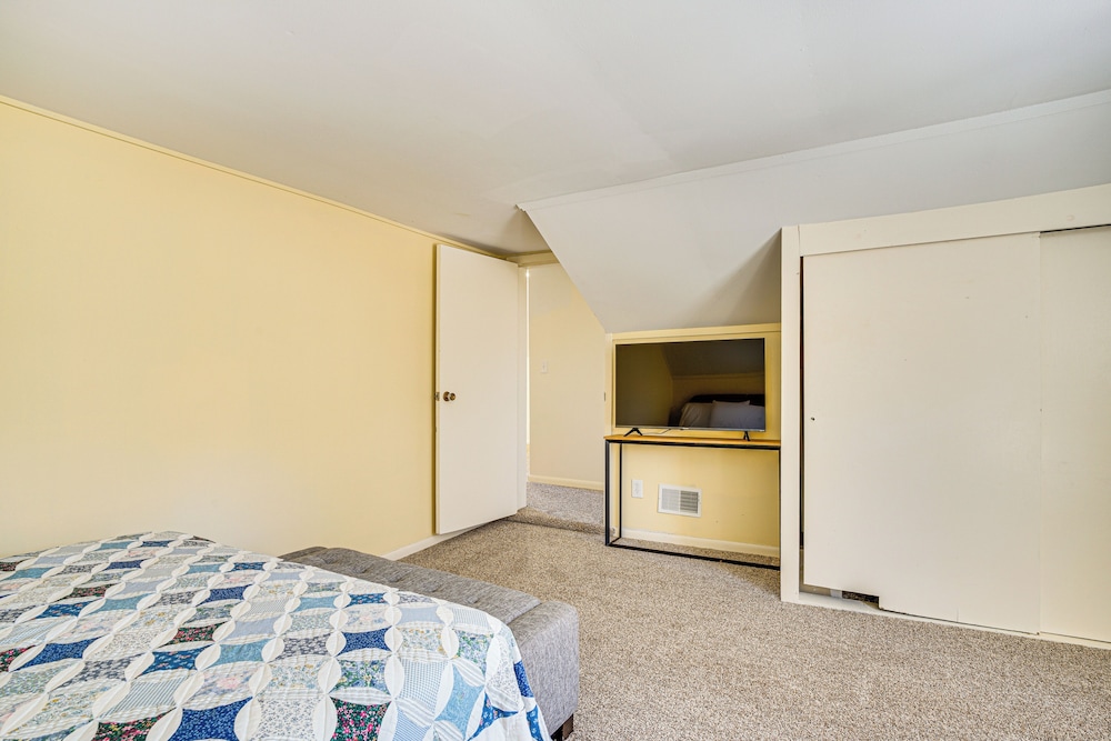 2 Mi to Road America: Pet-friendly Duplex!