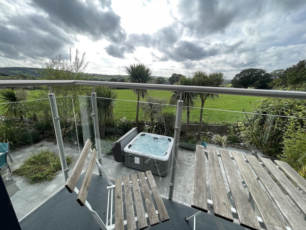 5 Bed House-sleeps 14-hot Tub-bar-garden-parking
