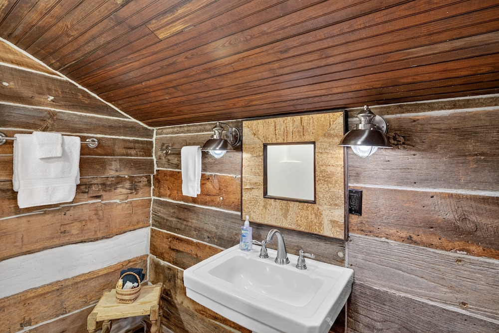 Cabin Unbound - Historic Lakefront Comfort 4 Bedroom Cabin