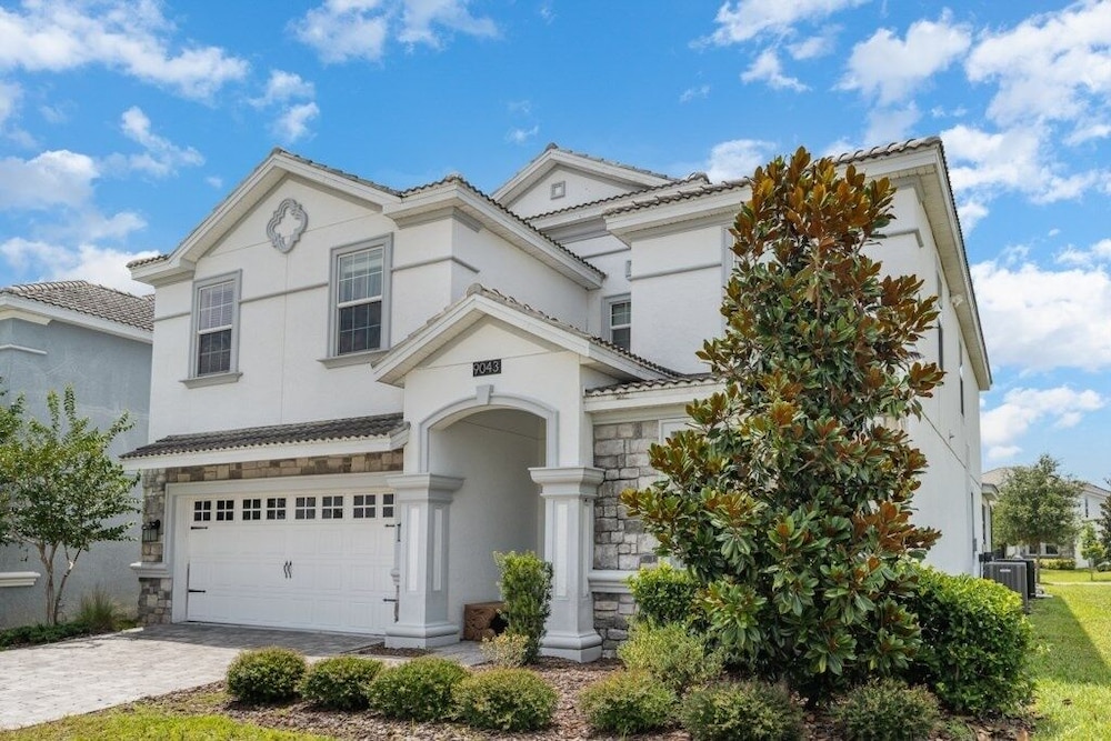 9 Bed Pool, Spa, Movie Room & Game Room! 9 Bedroom Home by RedAwning