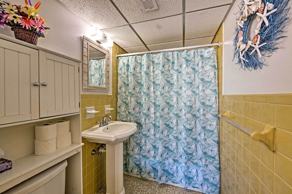 Wildwood Crest Condo w/ Pool: Walk to Restaurants!