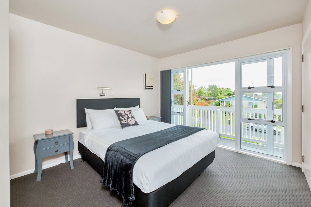 Sunny Three Bedroom Delight Upper Level, photo 16