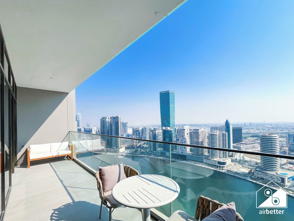 Luxurious 3BR Canal View Apartment Pool + Gym
