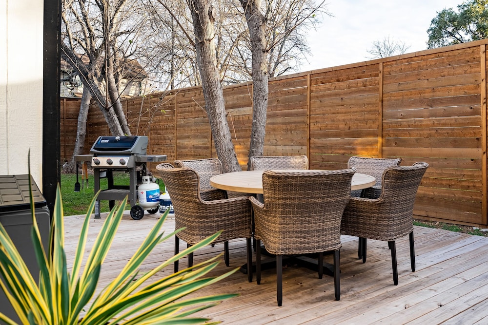 Private Yard w BBQ Games Steps to South Congress Barton Creek Clarksburg