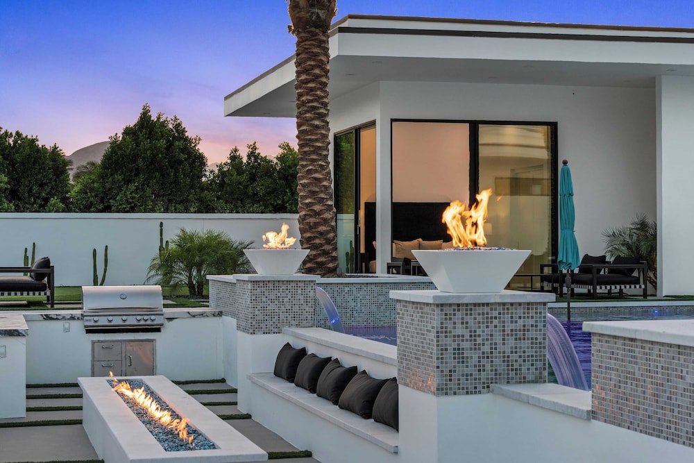 Sleeps 26 Pool, Hot Tub, Pickleball & Putting Green Bravo Villa #12 by Avantstay