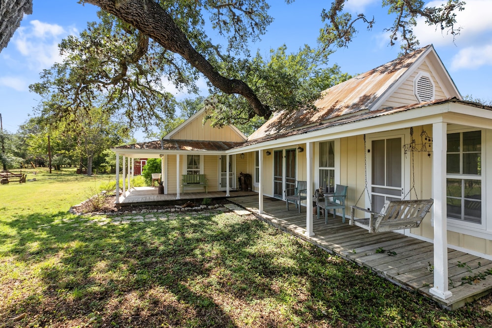 Annie's River 1 Bedroom Home by RedAwning view 2