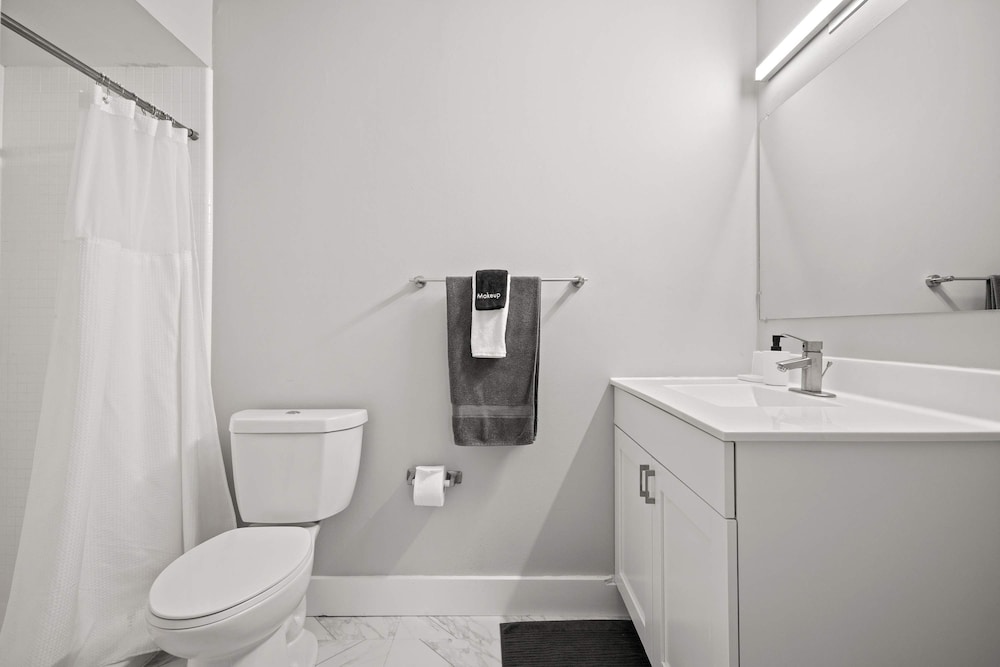 Stylish 2BR 2BA Stay in Prime Location