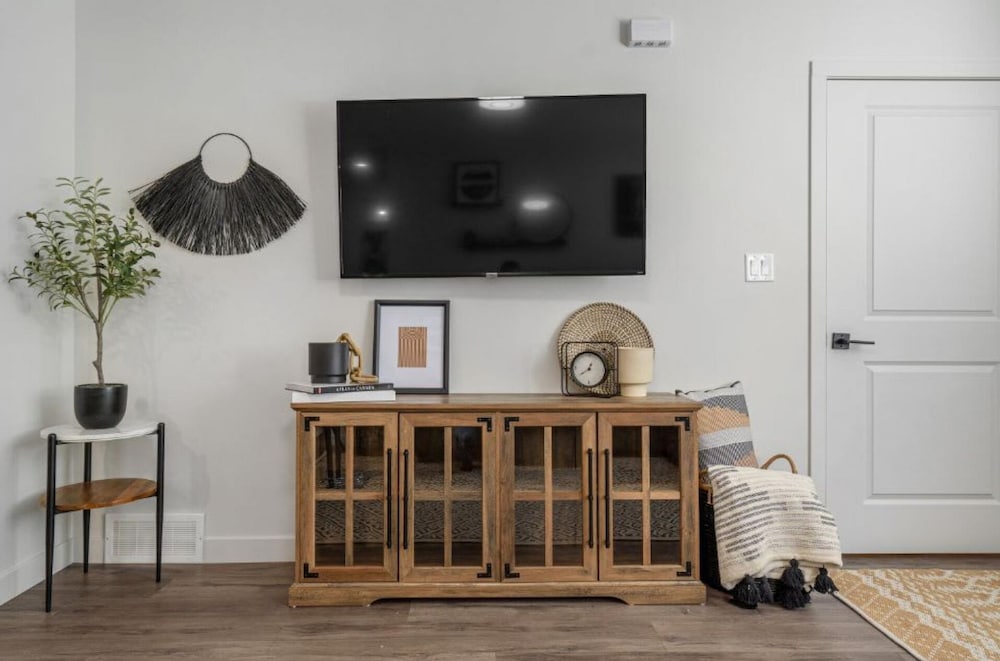Castle View No Service Fees Kitchen 55 TV