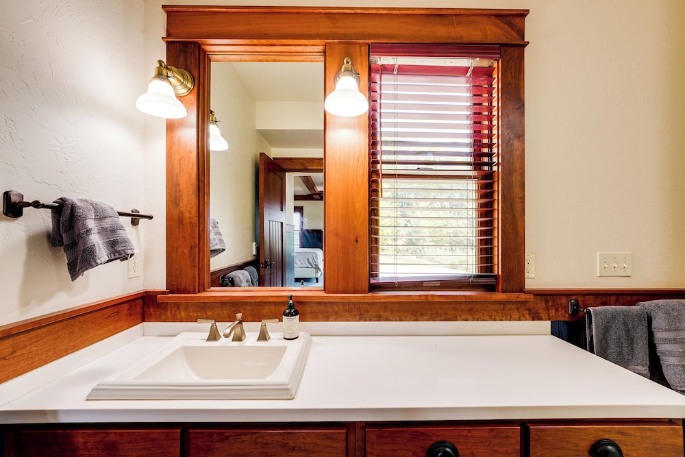 Hamlin Lake Retreat: Spacious Stay for Groups!