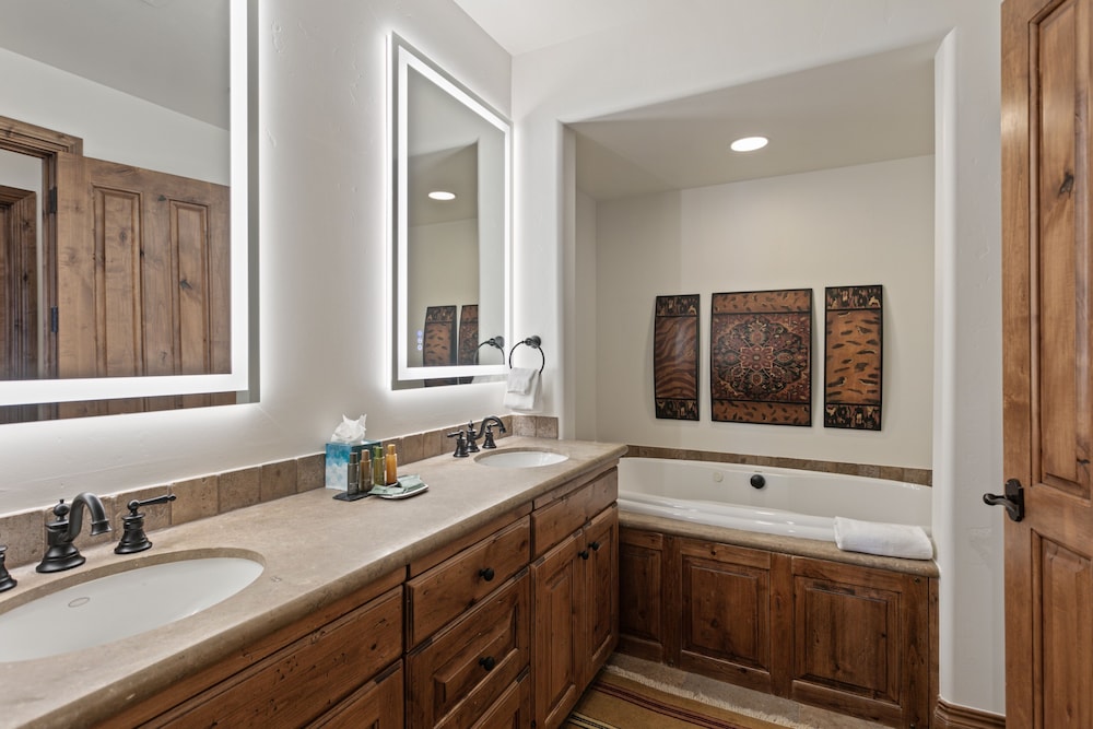 Grand Lodge - Four Bedroom #405 - Ski-in/ski-out 4 Condo